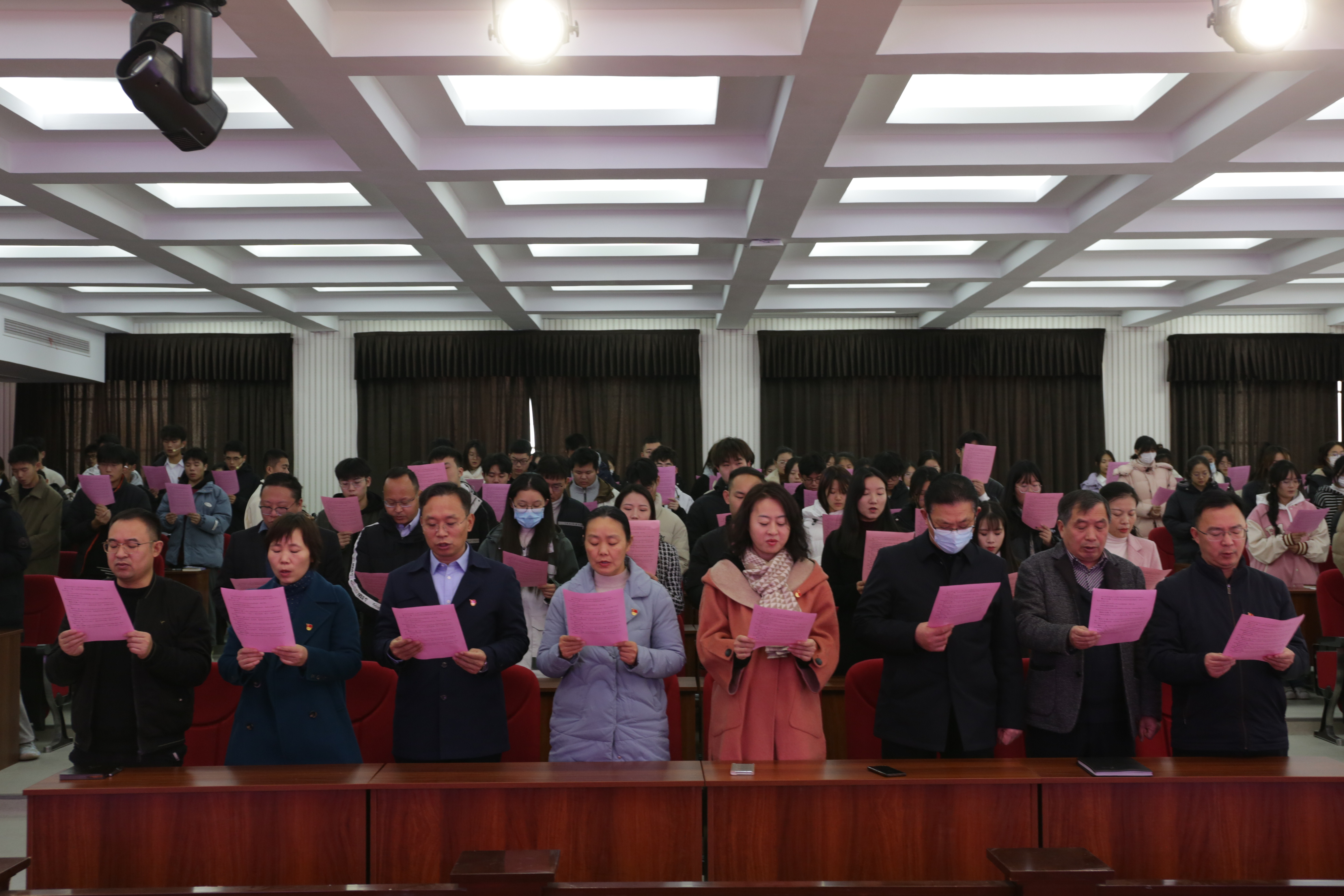 宪法宣传周 | 伟德国际BETVlCTOR组织开展第十个国家宪法日“宪法晨读”活动